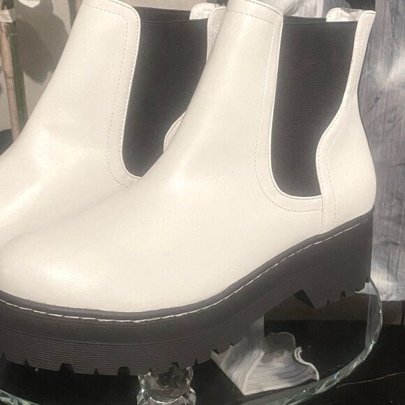 MIA Women’s white Cayson ankle boots. Chunky platform leather outsole. Size 8.5 - Picture 6 of 7